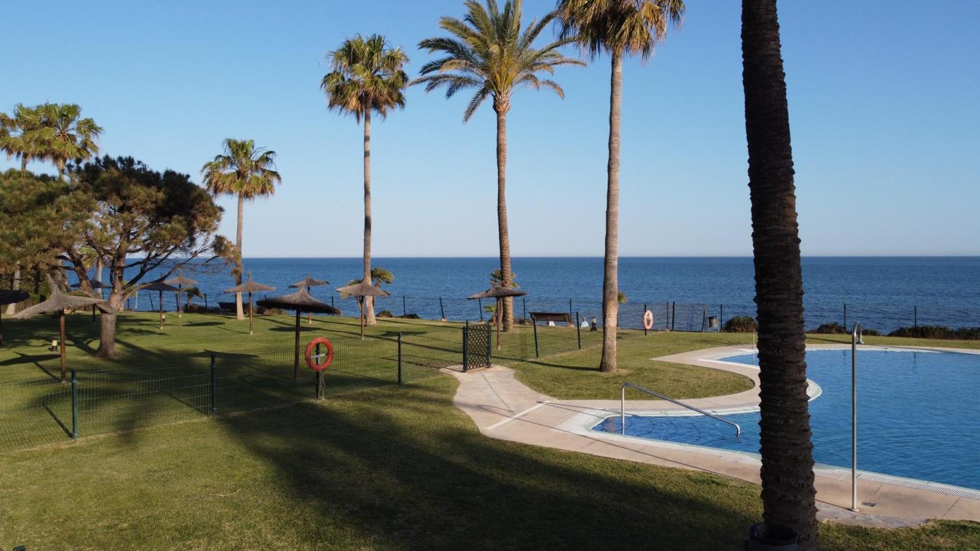 Frontline Beach Ground Floor With Privet Garden, Mi Capricho 16 Михас Экстерьер фото