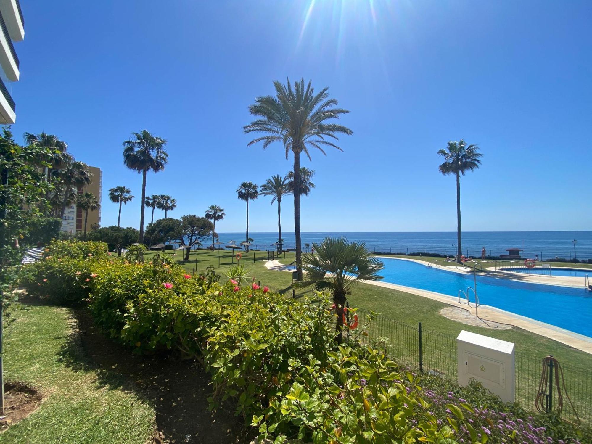 Frontline Beach Ground Floor With Privet Garden, Mi Capricho 16 Михас Экстерьер фото