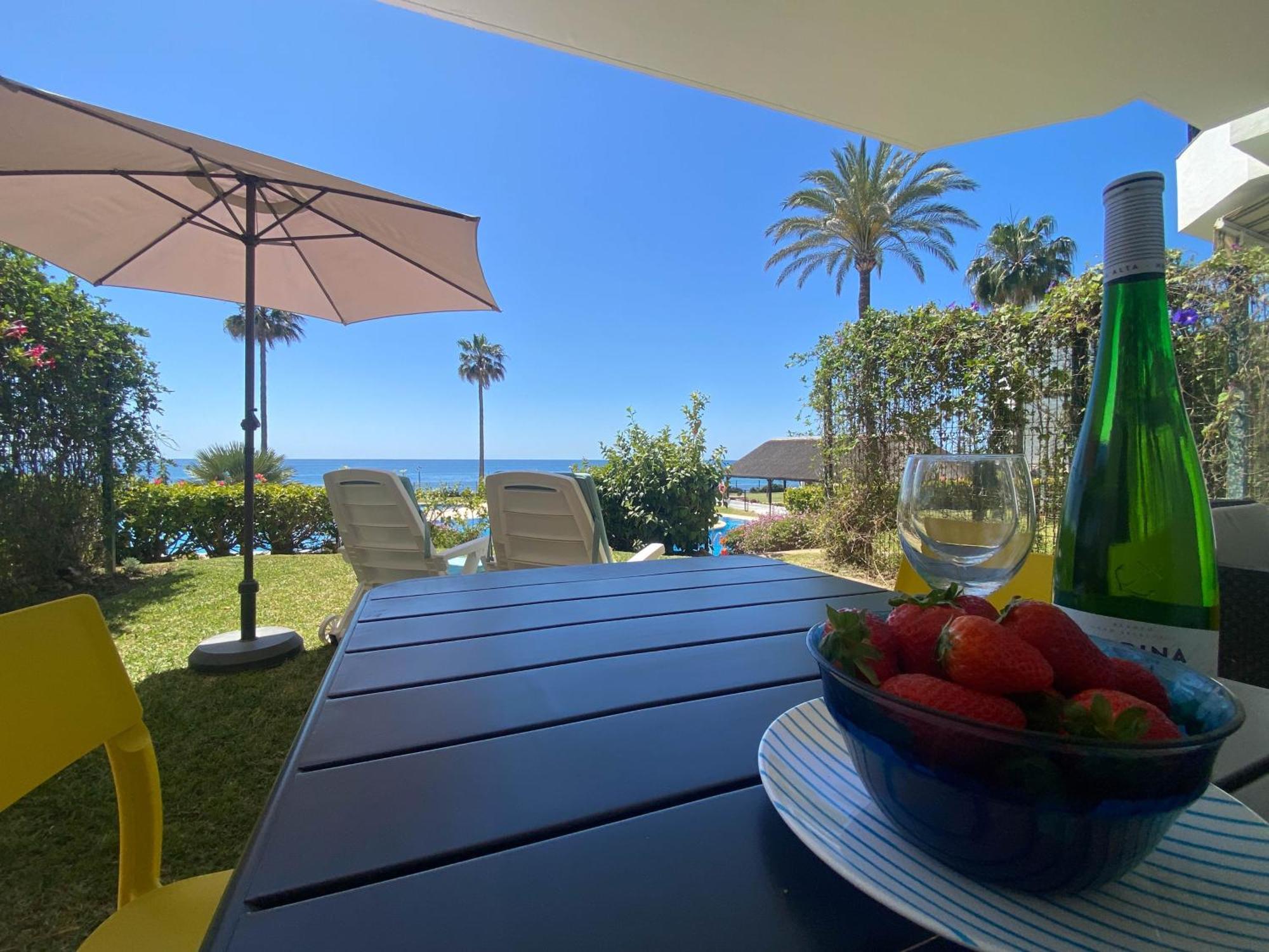 Frontline Beach Ground Floor With Privet Garden, Mi Capricho 16 Михас Экстерьер фото