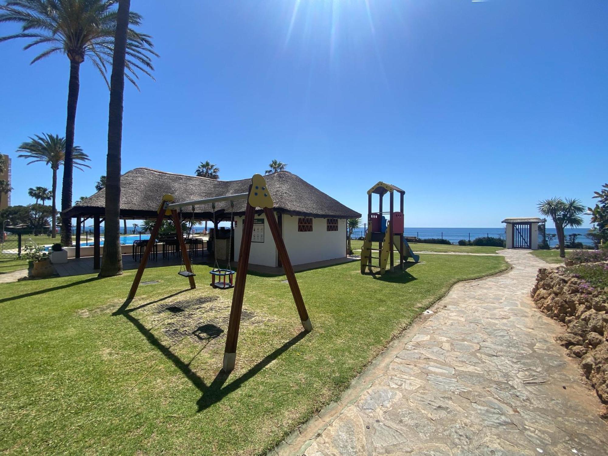 Frontline Beach Ground Floor With Privet Garden, Mi Capricho 16 Михас Экстерьер фото