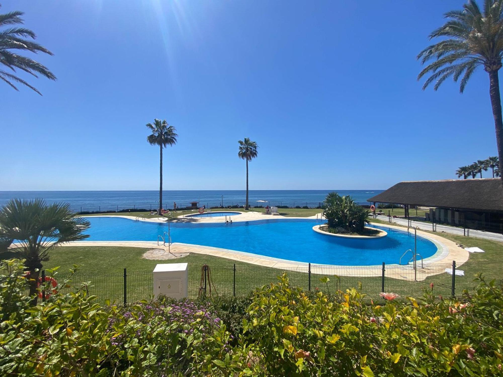 Frontline Beach Ground Floor With Privet Garden, Mi Capricho 16 Михас Экстерьер фото
